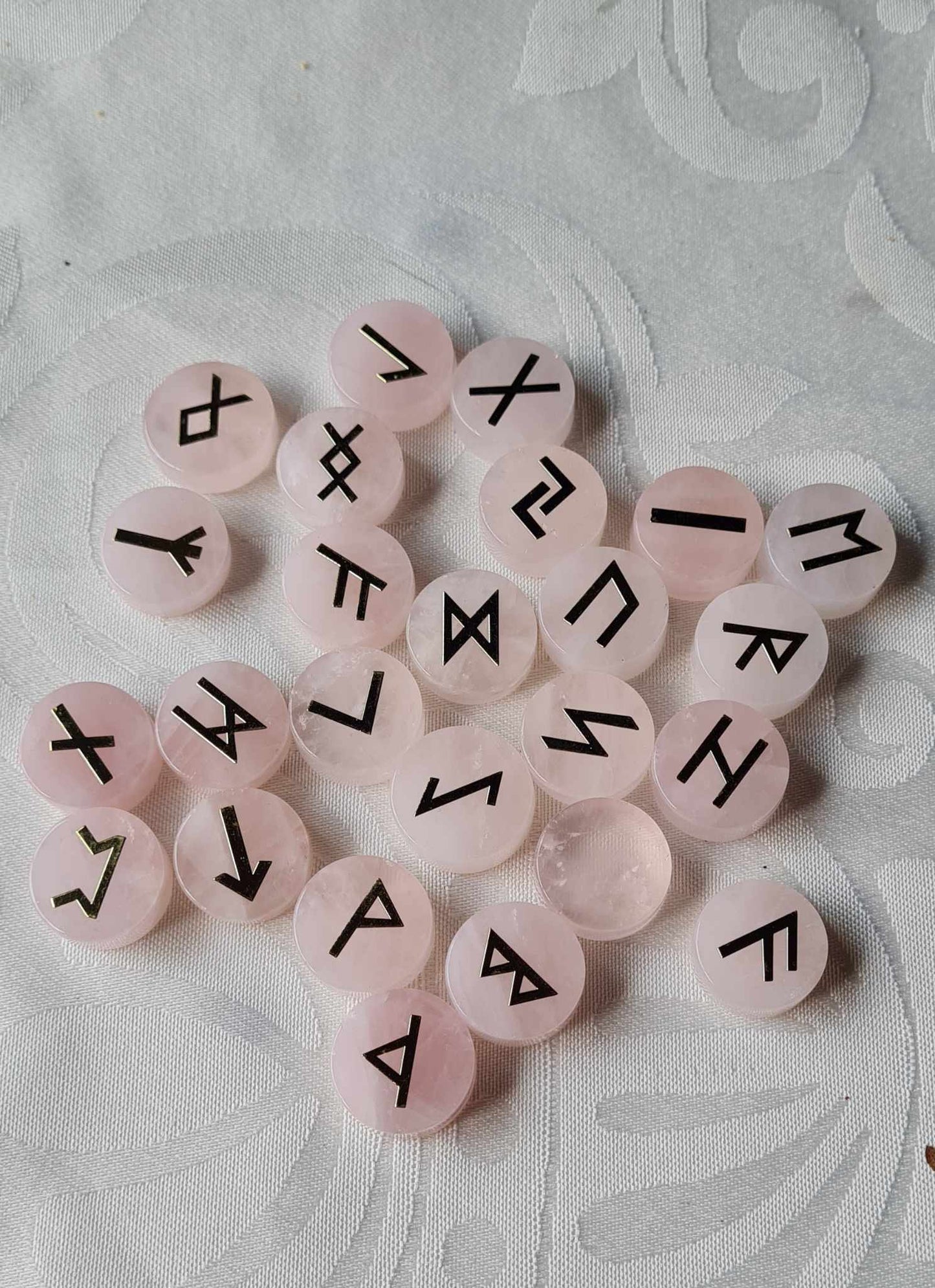 Runes en quartz rose et sa boite de rangement